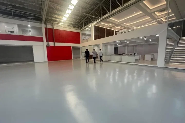 พื้น Epoxy สีเทาภายในอาคาร