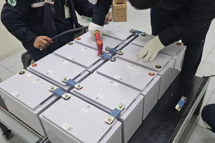 ทีมงานกำลังเปลี่ยนแบตเตอรี่อุตสาหกรรมในชุด Battery Bank